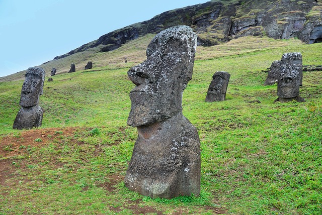 statui moai din insula pastelui